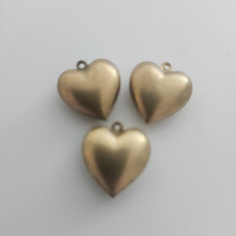Vintage Brass Puffy Heart Charm Lot 6 Gold Tone Pendants Jewelry Making Supply - Picture 5 of 8